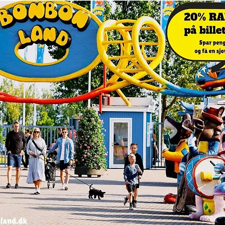 8 Person On A In アパート