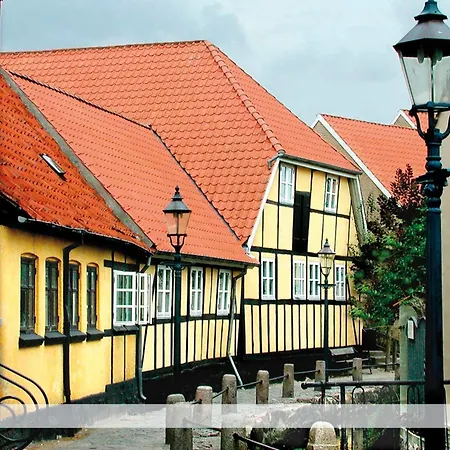 8 Person On A In アパート