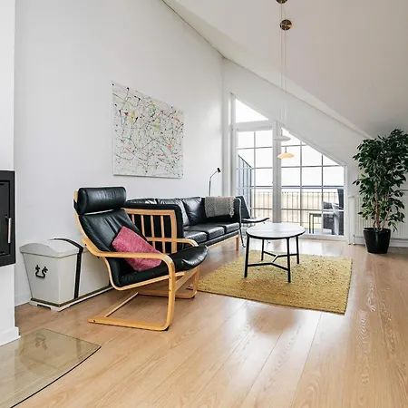 8 Person On A In アパート *