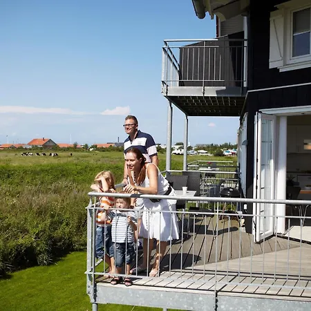 8 Person On A In アパート