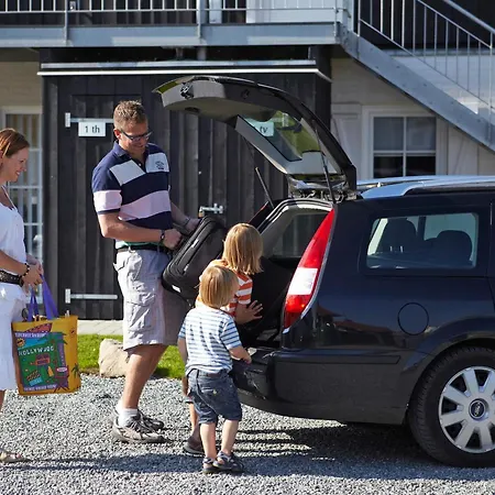 8 Person On A In アパート *