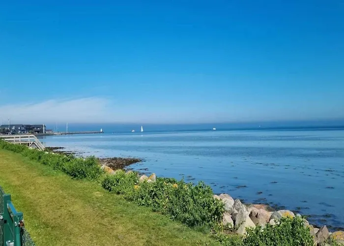 8 Person On A In Apartman