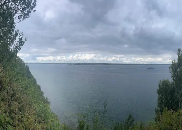 8 Person On A In Apartman