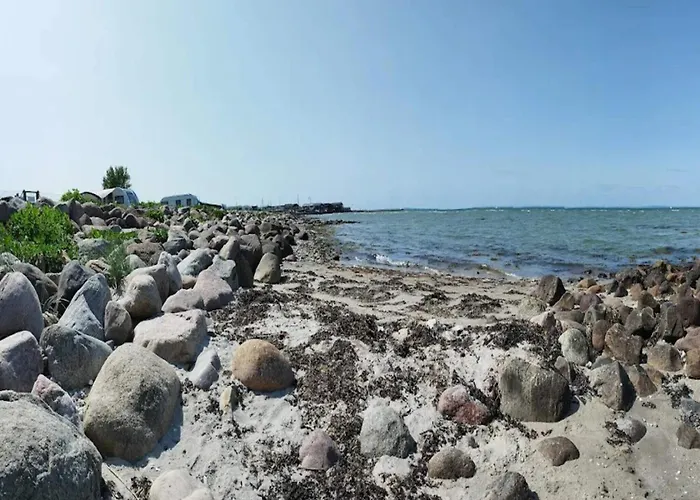 8 Person On A In Apartman *