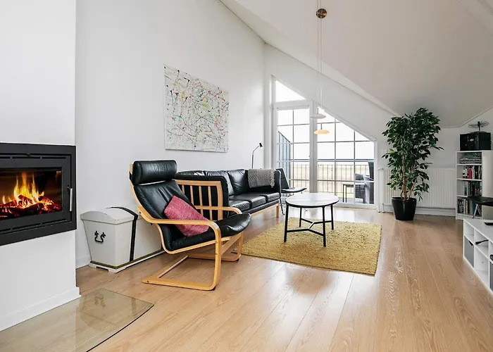 8 Person On A In Apartman *