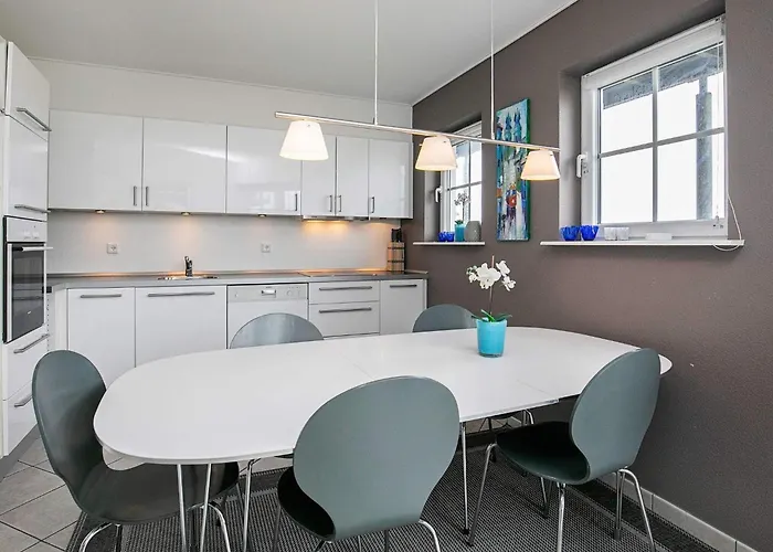 8 Person On A In Apartman