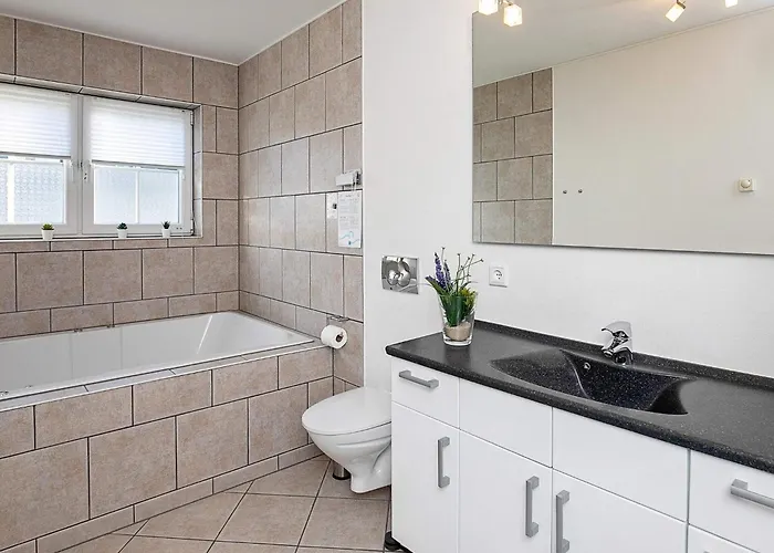 Apartman 8 Person On A In *